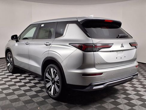 New 2025 Mitsubishi Outlander SE image 5