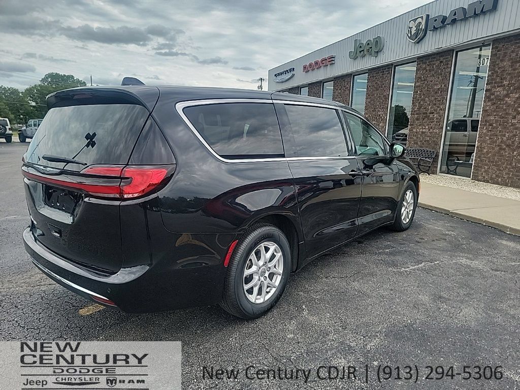 Used 2023 Chrysler Pacifica Touring-L FWD image 5