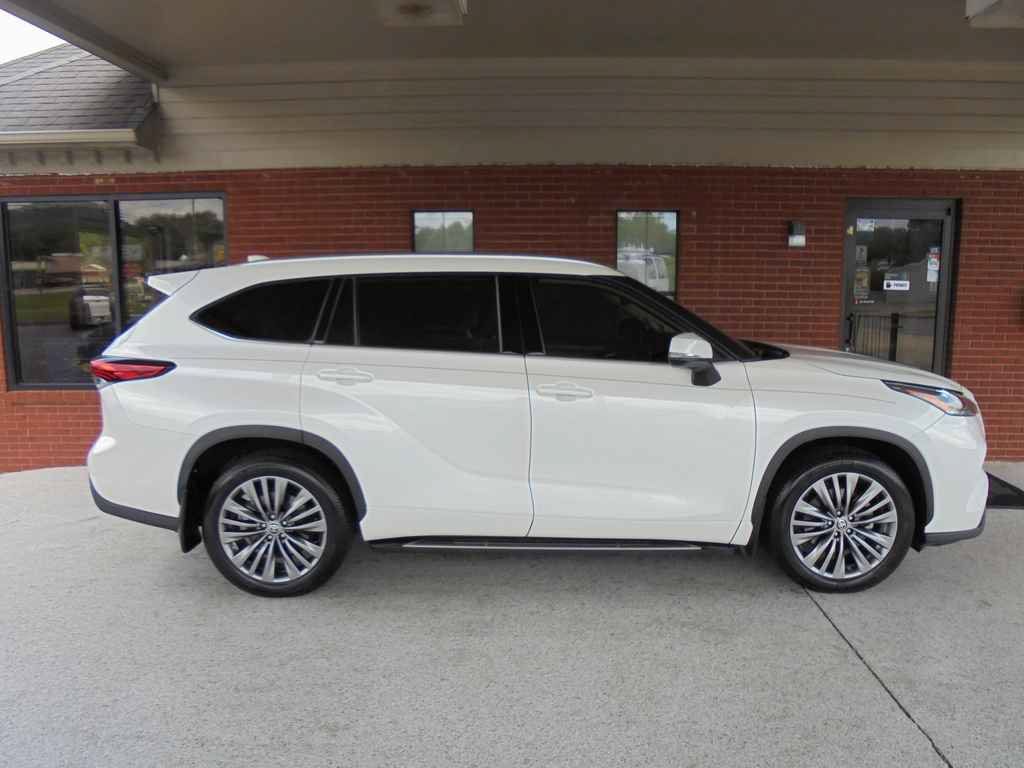 Used 2021 Toyota Highlander Platinum AWD/4WD image 2