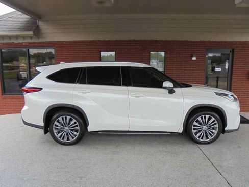 Used 2021 Toyota Highlander Platinum AWD/4WD image 2