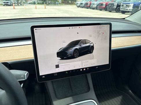 Used 2025 Tesla Model Y Long Range AWD/4WD image 17