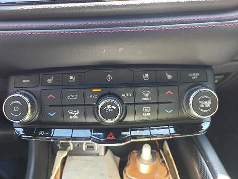 Used 2024 Dodge Durango GT RWD image 11