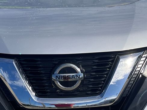 Used 2018 Nissan Rogue SV image 9