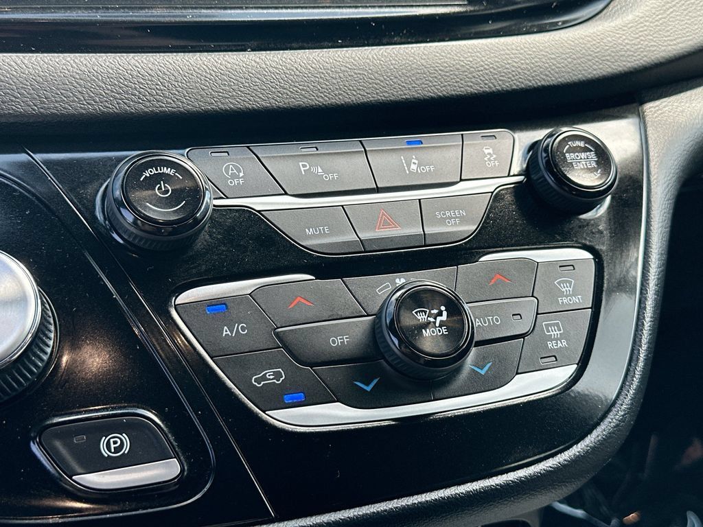 Used 2025 Chrysler Pacifica Select FWD image 15