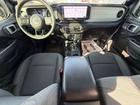 Used 2024 Jeep Wrangler Unlimited image 21