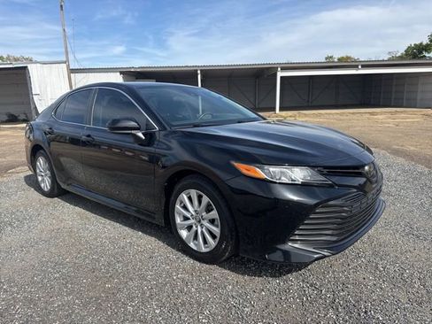 Used 2019 Toyota Camry LE image 1
