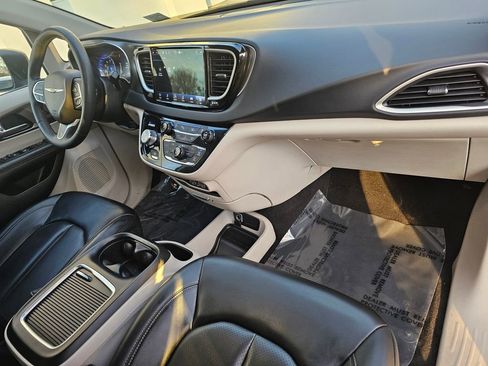Used 2023 Chrysler Pacifica Touring-L image 24