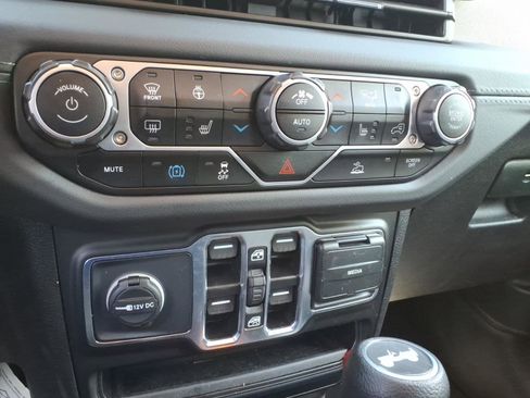 Used 2025 Jeep Wrangler Unlimited Sahara AWD/4WD image 14