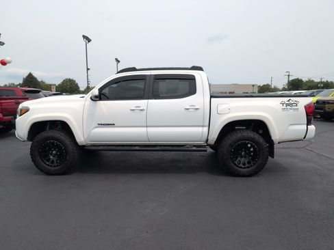 Used 2018 Toyota Tacoma TRD Sport AWD/4WD image 7