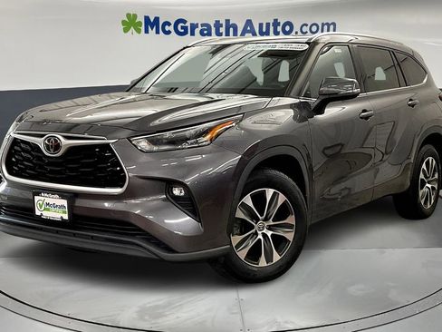 Used 2021 Toyota Highlander XLE image 2