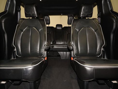 Used 2025 Chrysler Pacifica Limited image 29