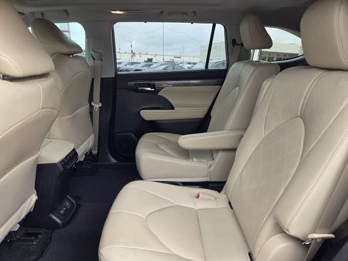 Used 2023 Toyota Highlander Platinum FWD image 30
