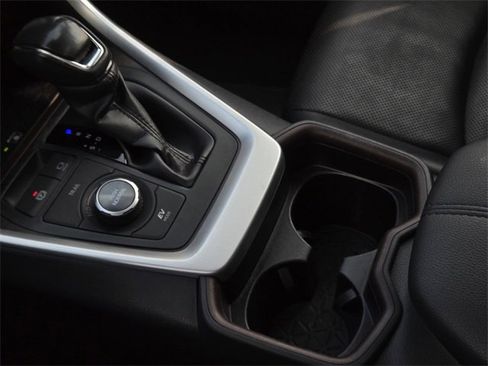 Used 2019 Toyota RAV4 Limited image 25