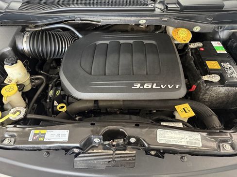 Used 2013 Chrysler Town & Country Touring-L FWD image 28