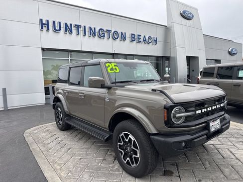 Used 2025 Ford Bronco Outer Banks AWD/4WD image 1
