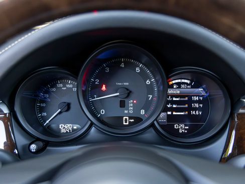Certified 2023 Porsche Macan AWD/4WD image 40