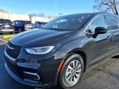Used 2024 Chrysler Pacifica Limited FWD image 9