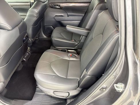 Used 2022 Toyota Highlander Limited image 14