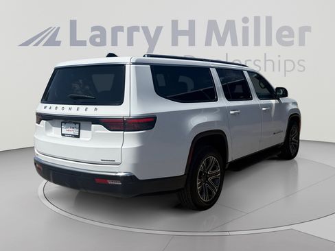 Used 2024 Jeep Wagoneer L Series II w/ Flexible Seating Group RWD image 5