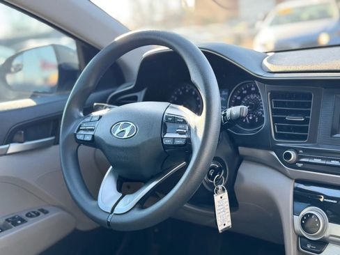 Used 2019 Hyundai Elantra SE image 25