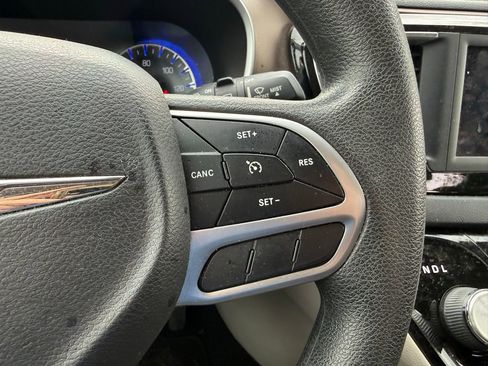 Used 2018 Chrysler Pacifica Touring Plus w/ Tire & Wheel Group FWD image 16