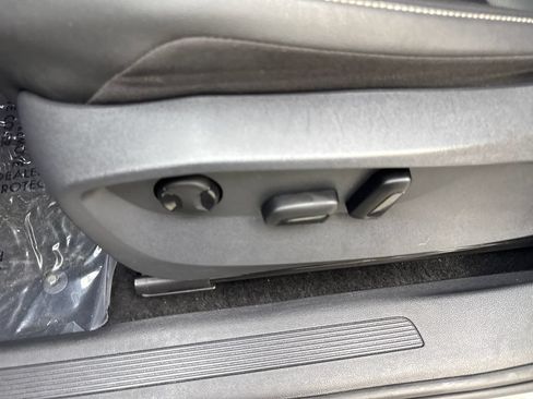 Used 2023 Volkswagen Tiguan SE w/ Panoramic Sunroof Package FWD image 28
