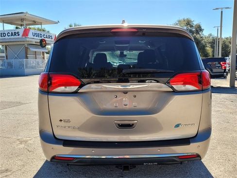 Certified 2018 Chrysler Pacifica Touring-L image 8