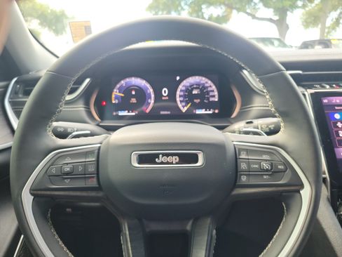 Used 2023 Jeep Grand Cherokee Limited w/ Black Appearance Package AWD/4WD image 16