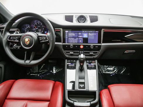 Certified 2025 Porsche Macan AWD/4WD image 16