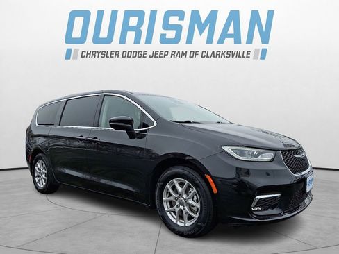 Used 2023 Chrysler Pacifica Touring-L image 1