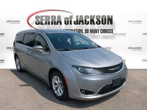 Used 2020 Chrysler Pacifica Touring w/ Tire & Wheel Group FWD image 2