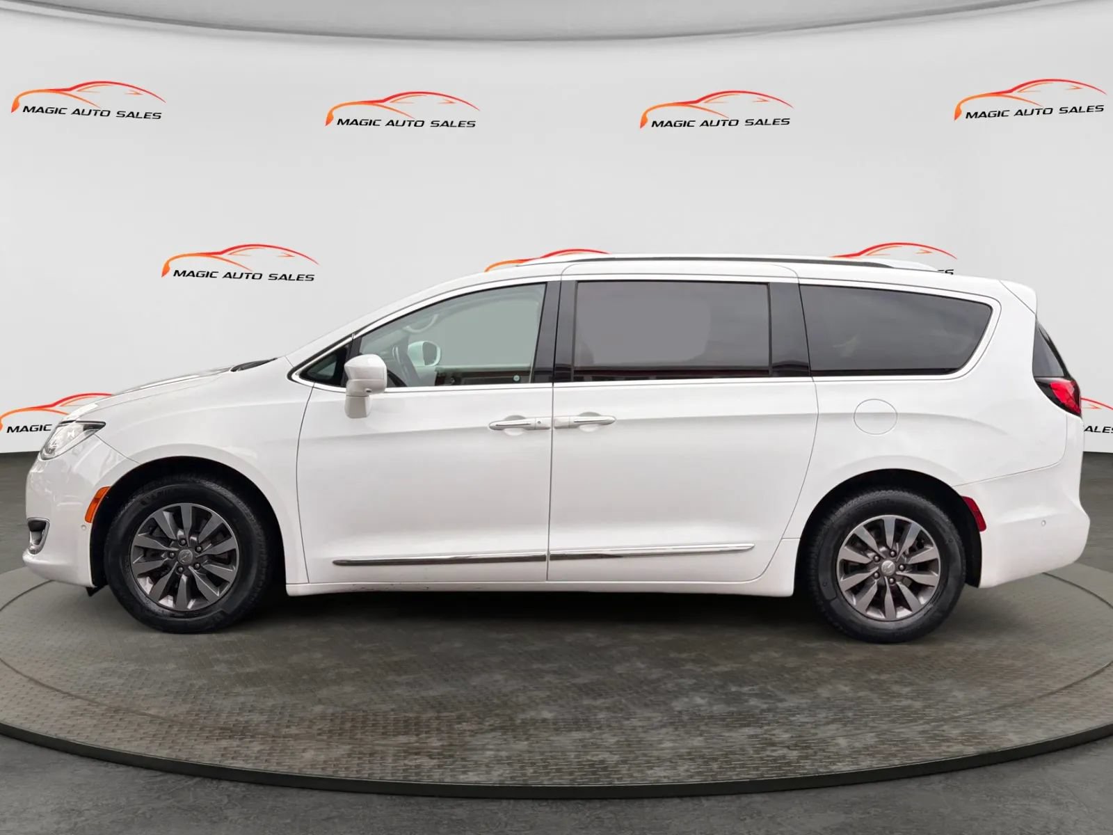 Used 2019 Chrysler Pacifica Touring-L Plus w/ Advanced Safetytec Group FWD image 7