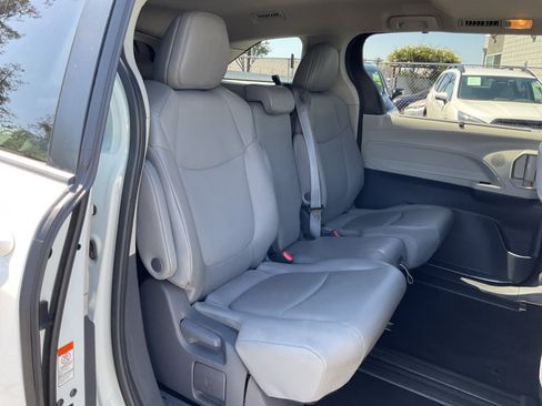 Used 2021 Toyota Sienna XLE FWD image 18