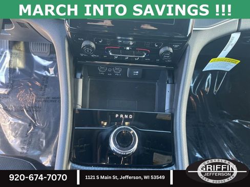 Used 2025 Jeep Grand Cherokee L Laredo image 11