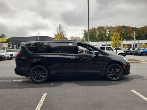 New 2026 Chrysler Pacifica Limited w/ Uconnect Theater Family Group image 19