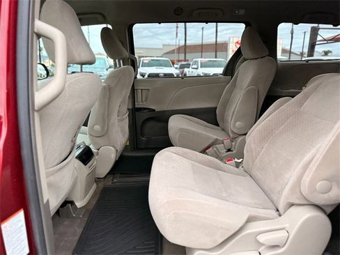 Used 2015 Toyota Sienna LE image 17