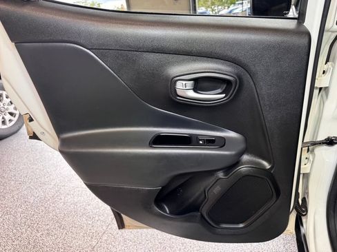 Used 2022 Jeep Renegade Latitude AWD/4WD image 41