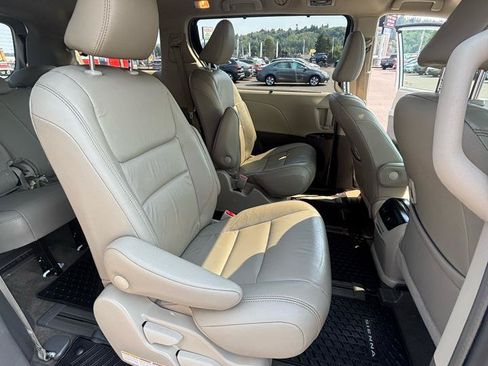 Used 2019 Toyota Sienna AWD image 32