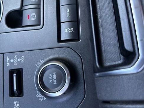 Used 2022 Toyota Highlander XSE AWD/4WD image 32