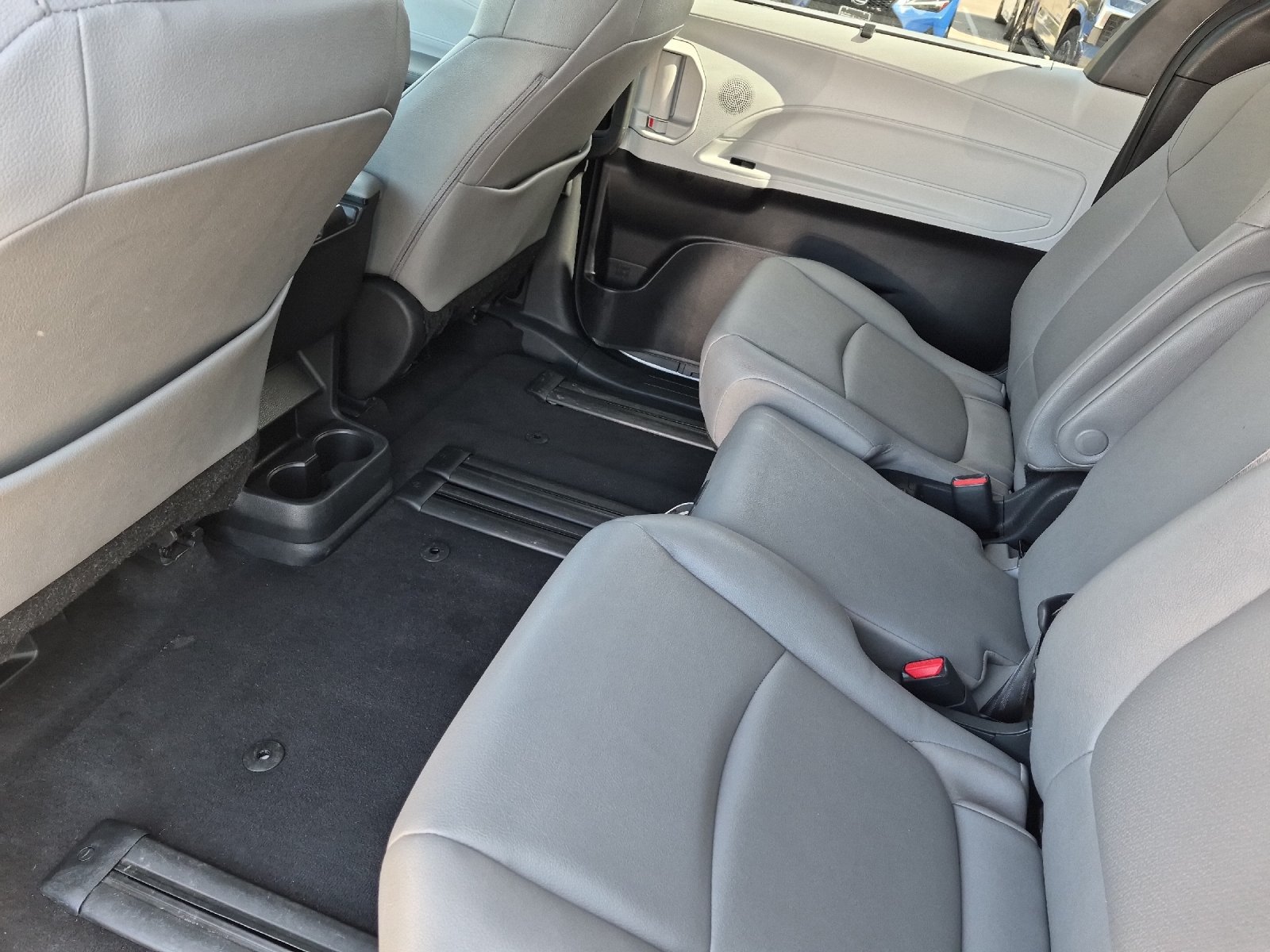 Used 2025 Toyota Sienna XLE FWD image 11