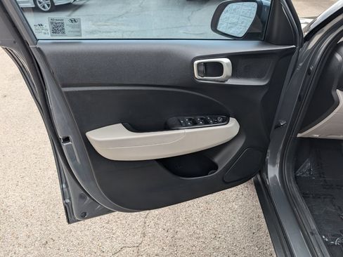 Used 2025 Hyundai Venue SEL FWD image 11