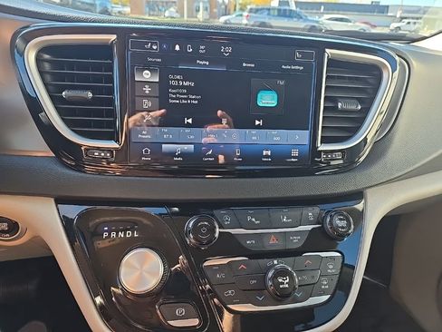 Used 2024 Chrysler Pacifica Touring-L image 20