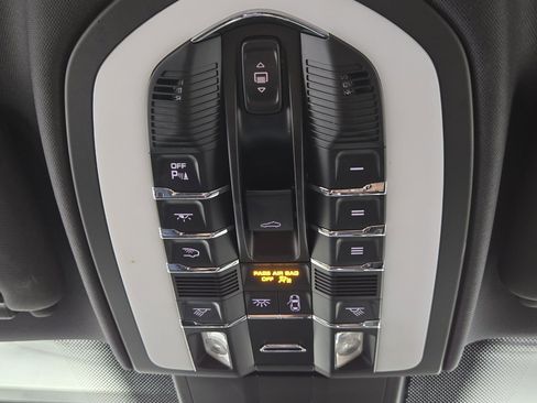 Used 2018 Porsche Cayenne Platinum Edition image 21