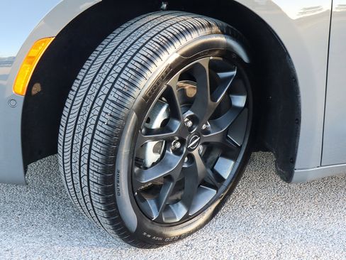 New 2025 Chrysler Pacifica Limited image 13