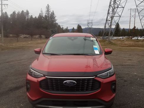 Used 2024 Ford Escape Platinum image 2