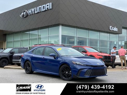 Used 2025 Toyota Camry SE FWD image 1