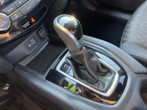 Used 2019 Nissan Rogue SV image 20