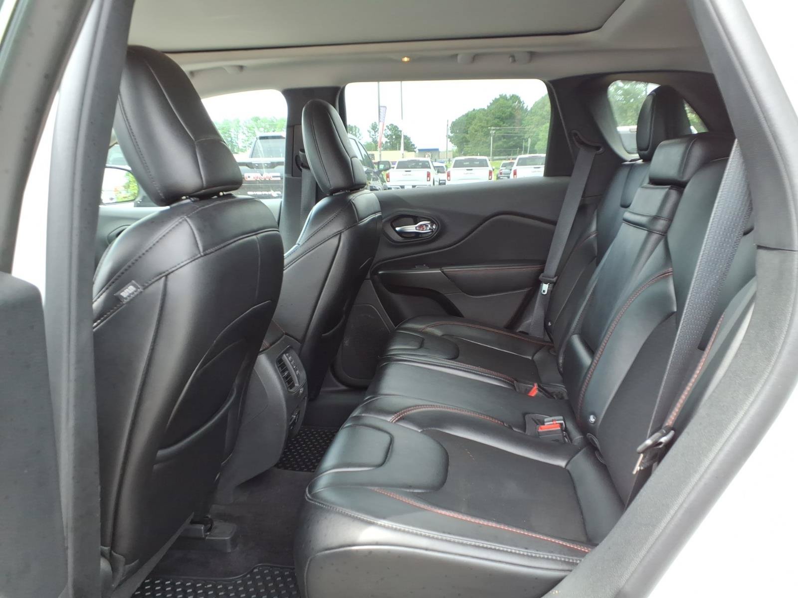 Used 2019 Jeep Cherokee Trailhawk w/ Comfort/Convenience Group AWD/4WD image 22