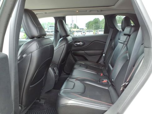 Used 2019 Jeep Cherokee Trailhawk w/ Comfort/Convenience Group AWD/4WD image 22