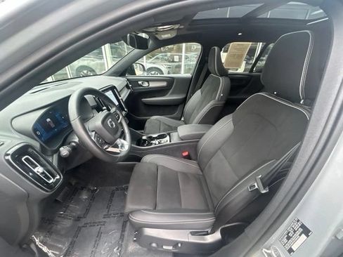 Certified 2025 Volvo XC40 B5 Plus AWD/4WD image 19